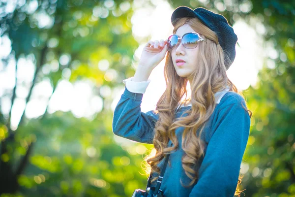 Fotoğrafçı kız güneş gözlüğü takıyor. Natur duran — Stok fotoğraf