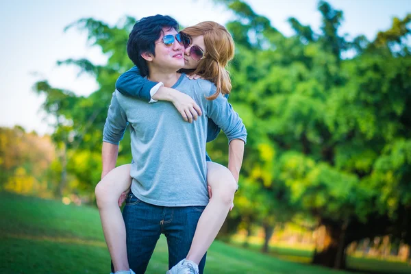 La pareja montaba en el amor, usando gafas de sol  . — Foto de Stock