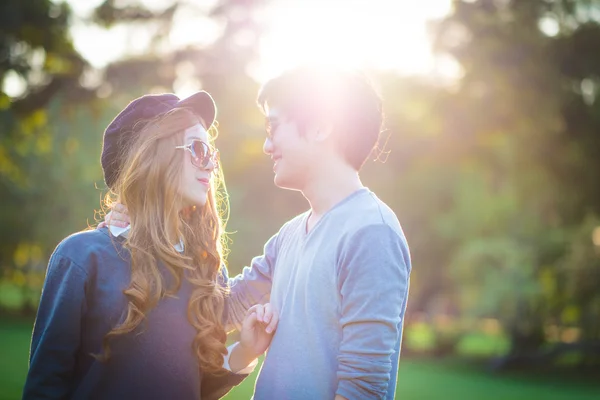 Men and women wearing sunglasses standing in the middle of natur — Stock Photo, Image