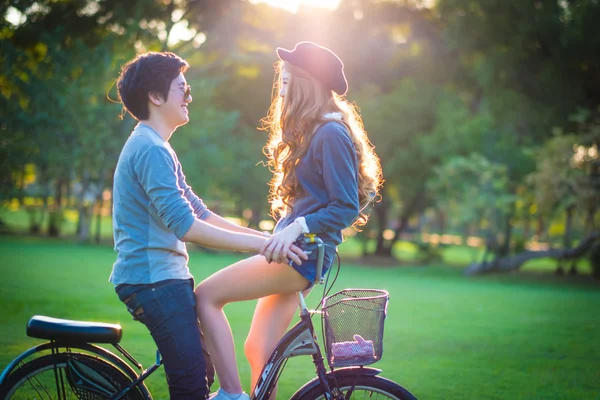 Occhiali da sole da uomo e da donna ciclisti sull'erba circondato b — Foto Stock