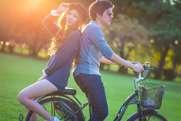 Férfi és női napszemüveg kerékpárosok a füvön körül b — Stock Fotó