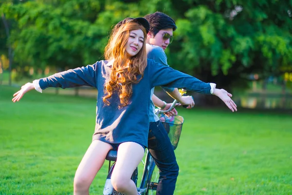 Óculos de sol masculinos e femininos ciclistas na grama cercada b — Fotografia de Stock