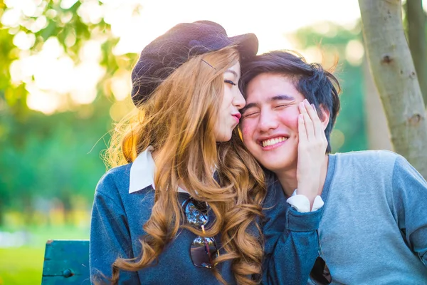 Homens e mulheres estavam se beijando, natureza, em um dia brilhante  . — Fotografia de Stock