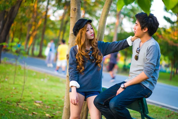 Couple, se comprendre, se battre, s'entraîner, au milieu de la nature — Photo