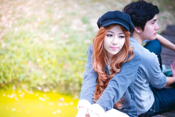 Couples, tourists , Sitting on a wooden bridge , surrounded by n — Stock Photo, Image