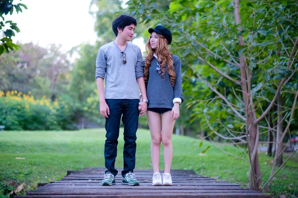 Couples, touristes, Debout sur un pont en bois, entouré par — Photo