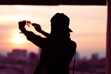 Kız arkadan aydınlatmalı çekim Güneş gözlük arıyorum