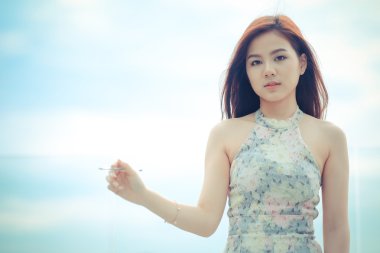 Dikey duran güzel Asyalı kadın, 