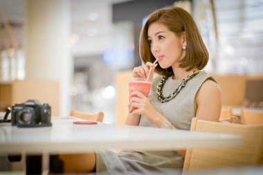 Seyahat turizm kadın tatil, içme karpuz suyu smoot