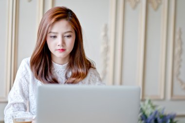 Kadın üzgün film izlerken laptop ile 