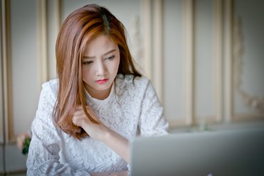 Kadın üzgün film izlerken laptop ile 