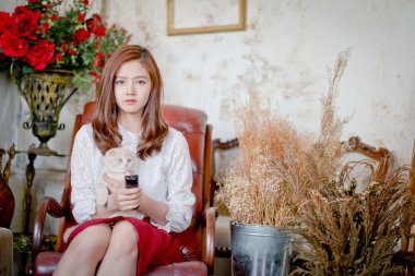 Genç kız üzgün film izlerken bir uzaktan kumanda holding .