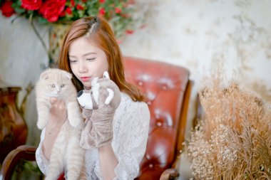 Sevimli kız ve oyun Çorap kuklalar ile kedi