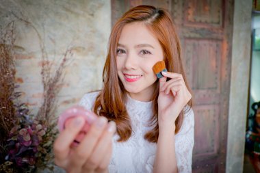 Küçük bir kız tarafından allık kadar makyaj