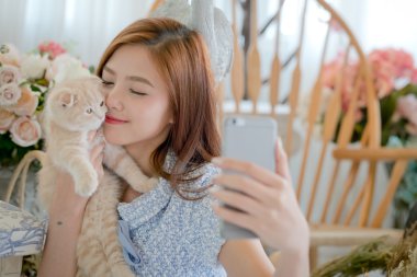 Sevimli küçük bir kız ile selfie kedi .