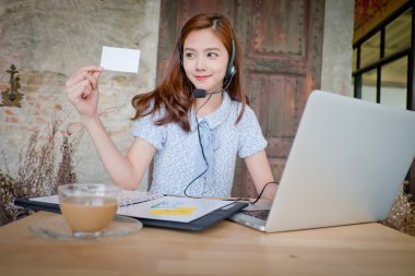 müşteri hizmet işçisi, çağrı kadın portresi Merkezi gülümseyen