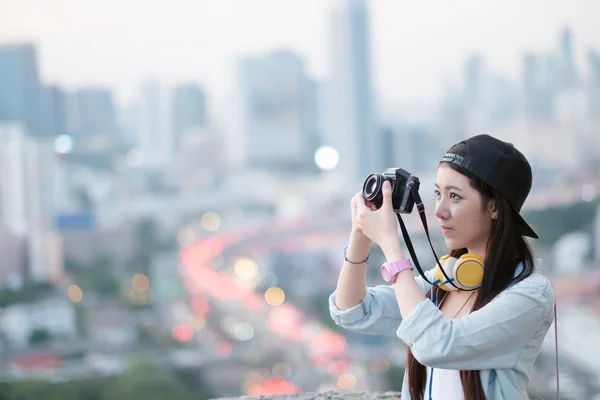 La fotógrafa sonriendo concepto de cámara vintage — Foto de Stock