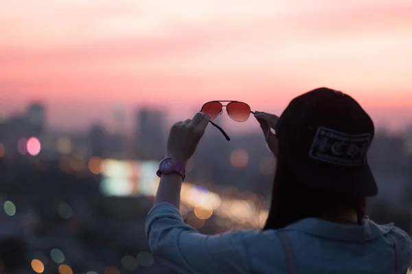 La chica que dispara retroiluminado Hecho a mano en forma de corazón, Disparos espalda — Foto de Stock