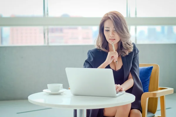 Joven empresaria sentada en la oficina — Foto de Stock