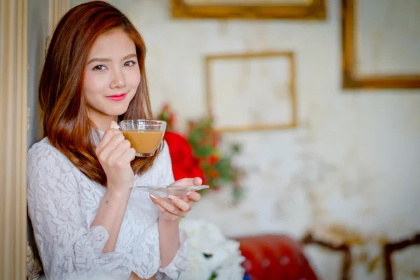 Όμορφη κοπέλα με φλιτζάνι καφέ. — Φωτογραφία Αρχείου