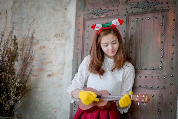 Sevimli kız bir dizi ukulele çalış .