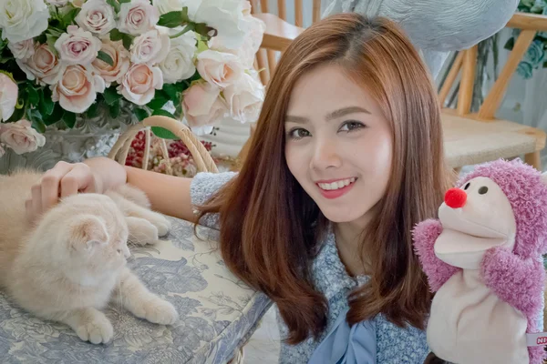 Sevimli kız ve oyun Çorap kuklalar ile kedi