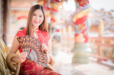 Asyalı Çinli kadın darbe tutan geleneksel Çince