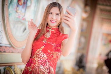 Geleneksel Çince ve tutun telefon Asyalı Çinli kadın