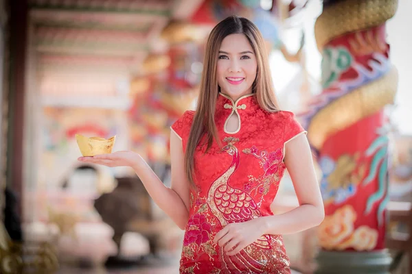 Wanita Cina Asia di Cina tradisional memegang Cina mon — Stok Foto