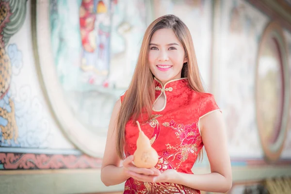 La mujer china asiática en los chinos tradicionales tienen calabaza — Foto de Stock
