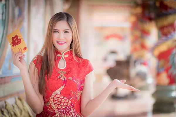 La mujer china vestido tradicional cheongsam y mantener rojo envel — Foto de Stock