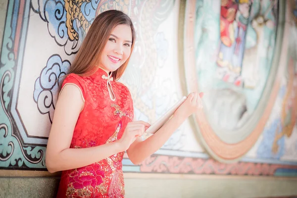 La mujer china asiática en chino tradicional y mantener la tabla c — Foto de Stock