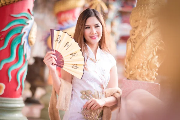 La mujer asiática en vestido chino sosteniendo pareado 'éxito' (Chin — Foto de Stock