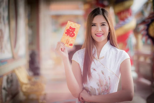 La mujer asiática en vestido chino celebración couplet 'Happ — Foto de Stock