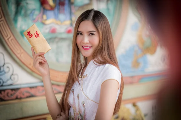 A mulher asiática em vestido chinês segurando couplet 'Happ — Fotografia de Stock