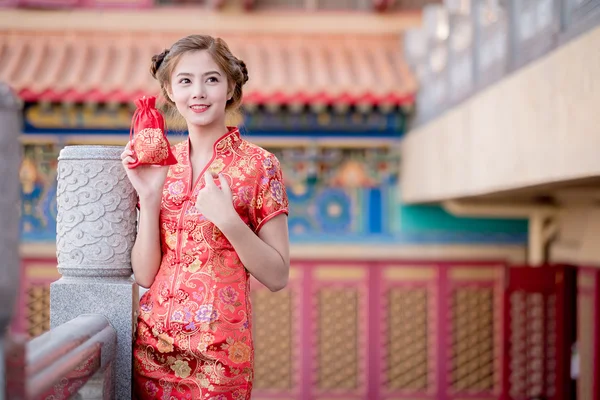 La mujer china asiática en la bolsa de regalo de bodega tradicional china — Foto de Stock