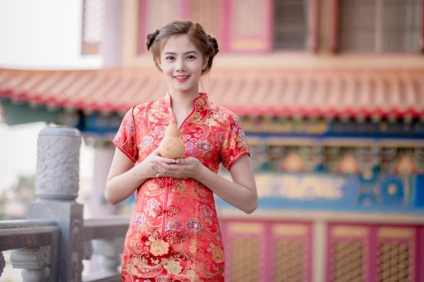 La mujer china asiática en los chinos tradicionales tienen calabaza — Foto de Stock