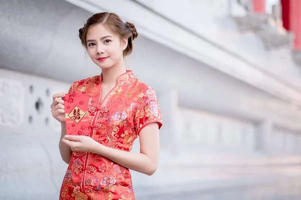 The Asian woman in chinese dress holding couplet 'Happ — Stock Photo, Image