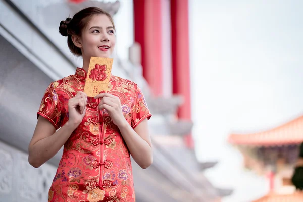 La mujer asiática en vestido chino celebración couplet 'Happ — Foto de Stock