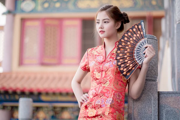 Aziatische Chinese vrouw in traditioneel Chinees — Stockfoto