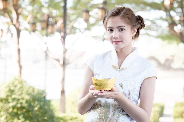 The Asian Chinese woman in Traditional Chinese  hold Chinese mon — Stock Photo, Image