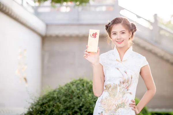 中国服饰控股对联的亚洲女人 ' Lucrativ — 图库照片