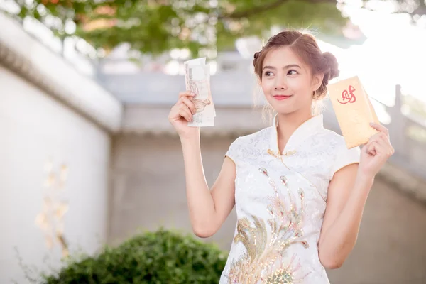 The Asian woman in chinese dress holding couplet 'Lucrativ — Stock Photo, Image