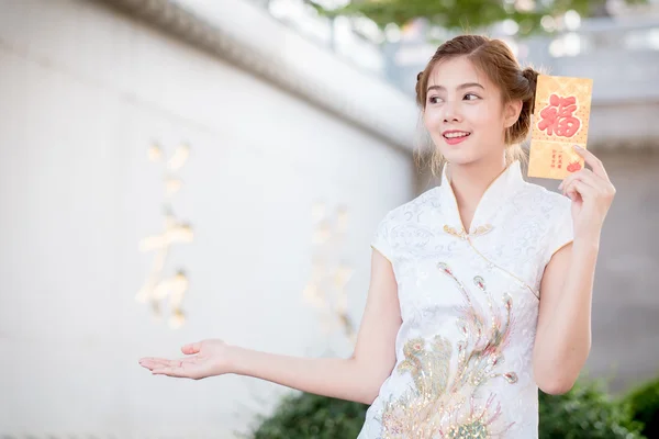 The Asian woman in chinese dress holding couplet 'Happ — Stock Photo, Image