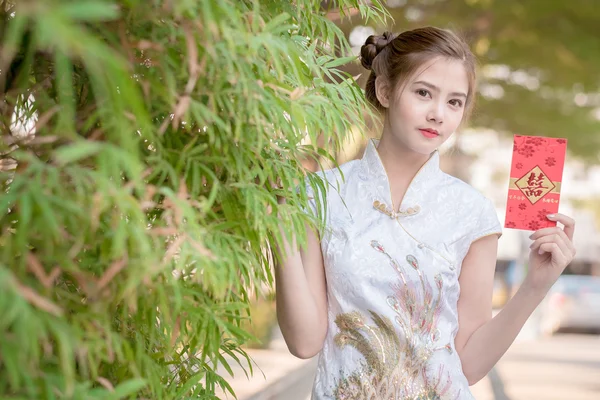 中国服饰控股对联的亚洲女人 ' 幸福 — 图库照片