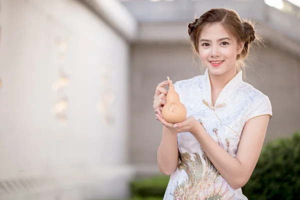 The Asian Chinese woman in Traditional Chinese hold calabash — Stock Photo, Image