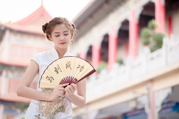 Την ασιατική γυναίκα σε κινέζικο φόρεμα κρατώντας το δίστιχο «επιτυχία» (πηγούνι — Φωτογραφία Αρχείου