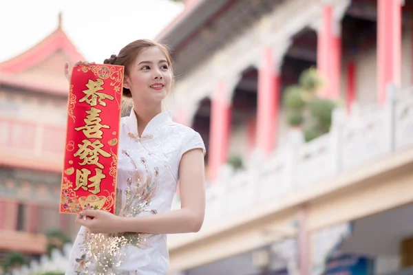 La mujer asiática en vestido chino celebración couplet 'Lucrativ — Foto de Stock