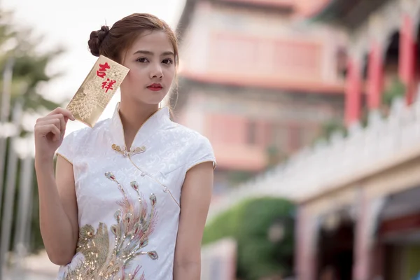 A mulher asiática em vestido chinês segurando couplet 'Happ — Fotografia de Stock