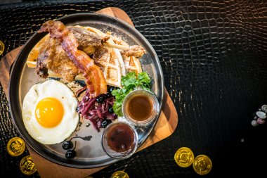 Ördek Confit ve Waffle ile kızarmış kırmızı lahana ve Berry Co